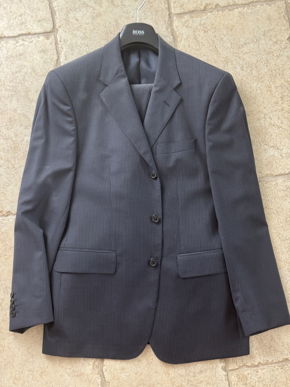 Hugo Boss men’s suit - Picture 5 of 6